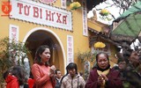 Người dân Hà Nội đến chùa cầu may mắn sáng mùng 1 Tết